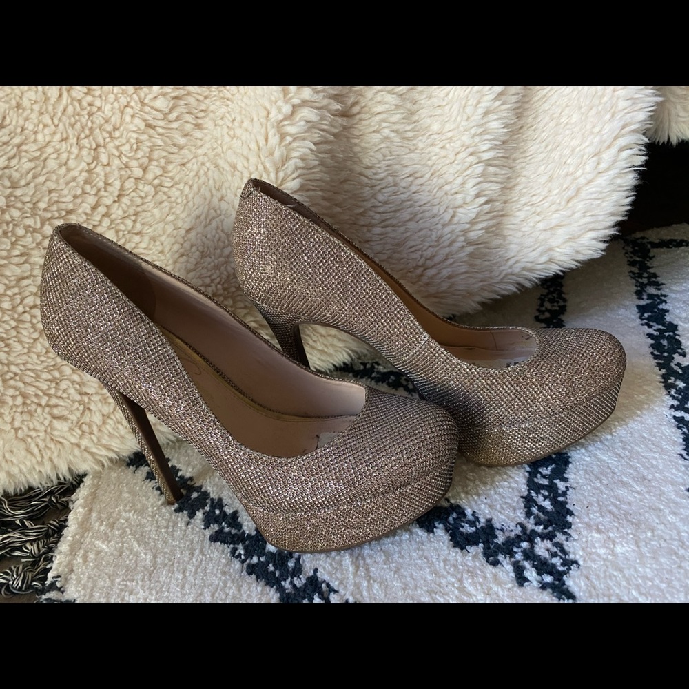 Jessica Simpson Gold Sparkles Platform Pumps